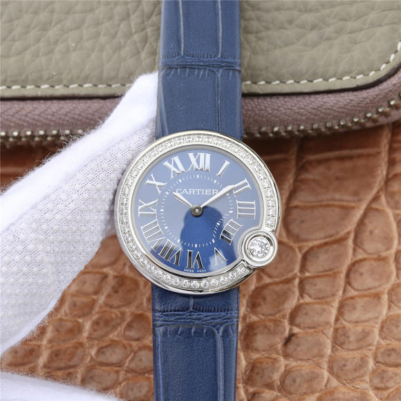 卡地亚BALLON BLANC DE CARTIER系列腕表 4点钟位置一颗光华璀璨的钻石女士腕表